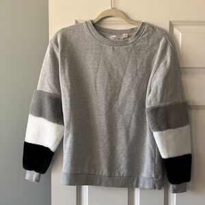 RD style sweatshirt with fur sleeves NWOT